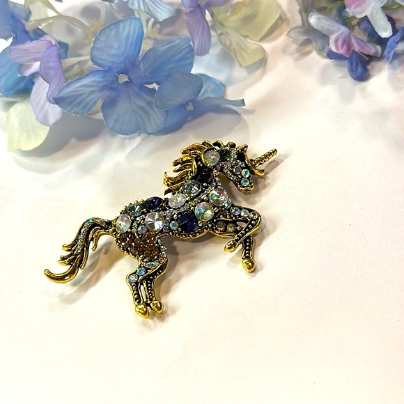 Beautiful jeweled unicorn brooch! - Picture 5 of 5